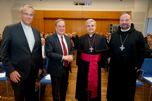 Dreikönigsempfang 2025 (v.l.): Prälat Dr. Peter Klasvogt, Direktor der Katholischen Akademie Schwerte, Armin Laschet, Ministerpräsident a.D., Erzbischof Dr. Udo Markus Bentz und Abt Dr. Nikodemus Schnabel OSB (Bodin)