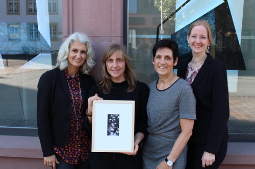 (v.l.n.r.) Prof. Dr. Stefanie Lieb, Yoana Tuzharova, Anne Kruse und Carina Willeke (beide Bank für Kirche und Caritas) vor den Fenstern der BKC in Paderborn (Foto: BKC)