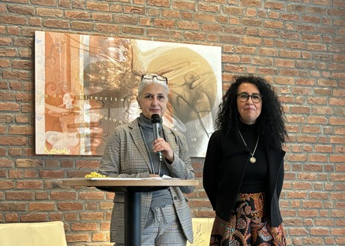 Kuratorin Prof. Dr. Stefanie Lieb im Gespräch mit der Künstlerin Lilian Moreno Sánchez, Foto: A. Lieb-Kadge