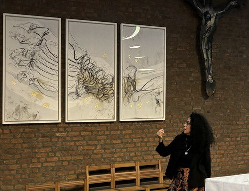 Die Künstlerin vor dem Hungertuch in der Kapelle der Akademie, Foto: A. Lieb-Kadge